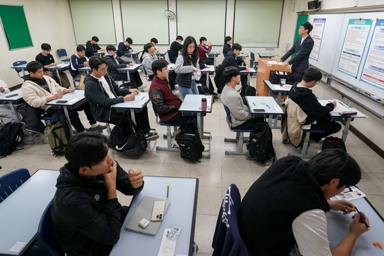 Students prepare to take 2025 College Scholastic Ability Test at a high school in Jongno District, central Seoul, on Nov. 14, 2024. [JOINT PRESS CORPS]