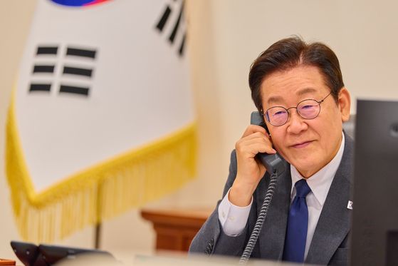 President Lee Jae Myung holds a phone call with Egyptian President Abdel Fattah El-Sisi at the presidential office in Seoul on Oct. 20 in this photo provided by Lee's office. [JOINT PRESS CORPS] 