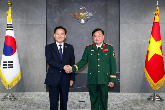 Vice Defense Minister Lee Doo-hee, left, shakes hands with his Vietnamese counterpart, Hoang Xuan Chien, in Seoul on Sept. 11. [MINISTRY OF NATIONAL DEFENSE] 
