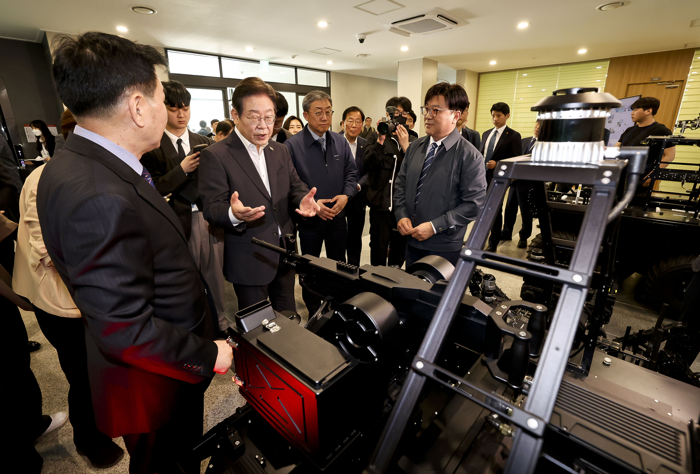 President Lee Jae Myung, then a presidential candidate, tours an AI-based unmanned systems research and development site during a visit to the state-run Agency for Defense Development in Daejeon, April 17. [NEWS1]