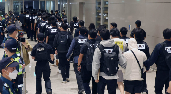 Koreans who had been detained in Cambodia following a crackdown on criminal compounds are repatriated through Terminal 2 of Incheon International Airport on Oct. 18. [JOINT PRESS CORPS]