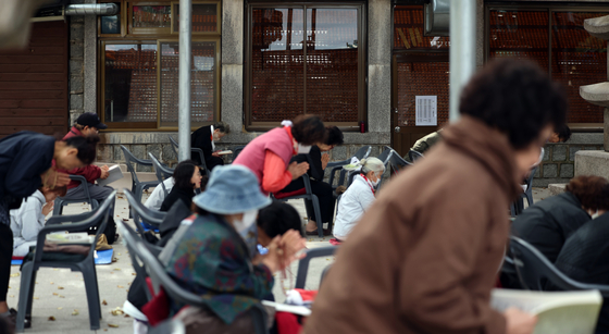 Elderly women are seen at a temple in Gangbuk District, northern Seoul on Oct. 14. [NEWS1]