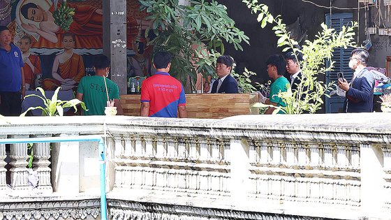 Officials from the National Forensic Service, police and other personnel and Cambodian police officers watch the cremation process after completing an autopsy of the body of a college student who was found dead in Cambodia in August, at the Tuek Thla Pagoda in Phnom Penh, Cambodia on Oct. 20. [NEWS1] 