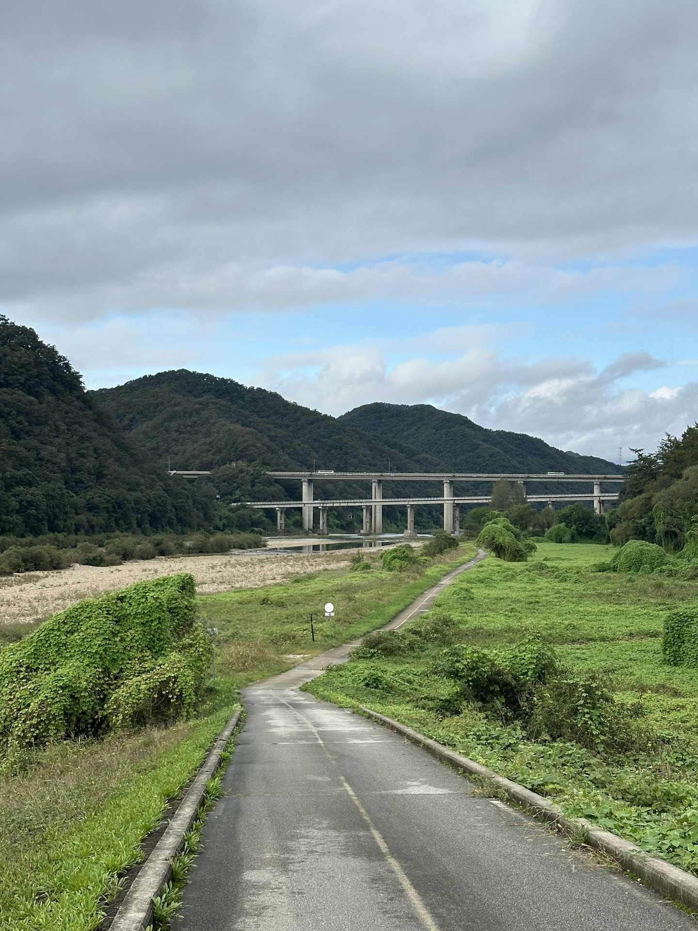The Hangang Bicycle Path continues through Wonju, Gangwon on Sept. 28. This short stretch is the only time the route passes through the northeastern Gangwon province, which briefly touches one bank of the Han River with Gyeonggi and then North Chungcheong on the other bank. [JIM BULLEY]