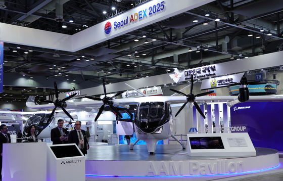 Visitors look around advanced weapons on display during the opening ceremony of the Seoul International Aerospace & Defense Exhibition (ADEX) at Kintex in Goyang, Gyeonggi, on Oct. 20. [YONHAP]