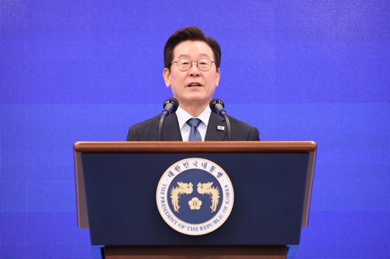 President Lee Jae Myung delivers a congratulatory address during a ceremony marking the 80th Police Day at the National Police Agency headquarters in Seodaemun District, western Seoul, on Oct. 21. [JUN MIN-KYU]