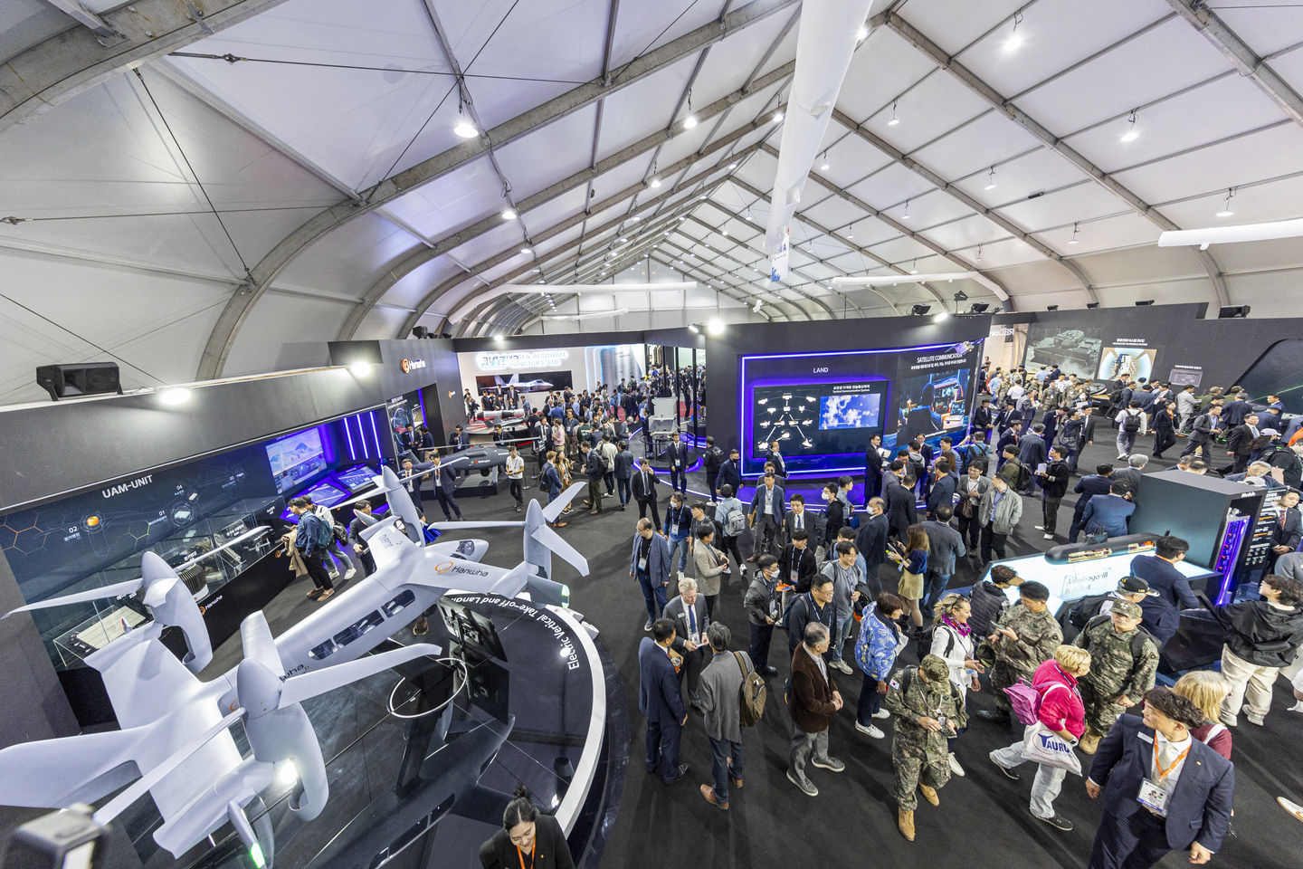 Visitors look around the 2023 Seoul International Aerospace and Defense Exhibition (ADEX) at Seoul Air Base in Seongnam, Gyeonggi, on Oct. 18, 2023. [JOONGANG ILBO]
