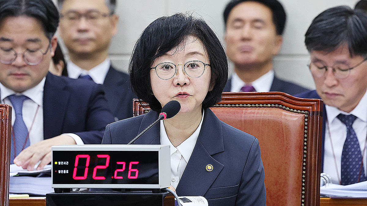 Minister of Food and Drug Safety Oh Yu-kyoung answers questions from lawmakers during a parliamentary audit by the Health and Welfare Committee at the National Assembly in western Seoul on Oct. 21. [LIM HYUN-DONG]