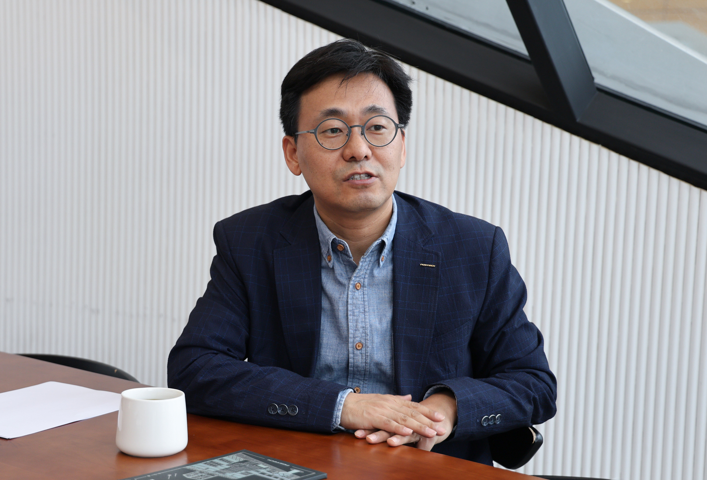 Lee Kang-bok, vice president of admissions and student affairs at Pohang University of Science and Technology, talks during an interview with the Korea JoongAng Daily on Oct. 15. [LEE TAE-HEE]