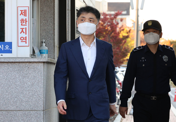 Kim Beom-su, head of Kakao’s Future Initiative Center, is released on bail from the Seoul Southern Detention Center in Guro District, western Seoul, on Oct. 31, 2024, after being detained over SM Entertainment stock manipulation allegations. [NEWS1]