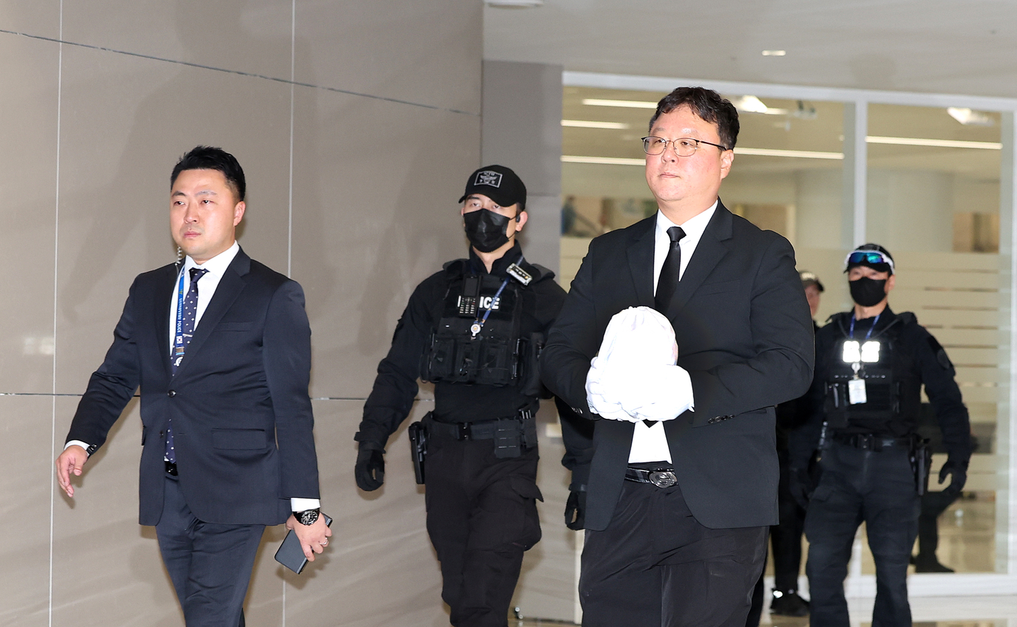 The remains of 22-year-old Park, who was tortured and killed in Cambodia in August, return to Korea two months later on Oct. 21 at Incheon International Airport. [NEWS1]