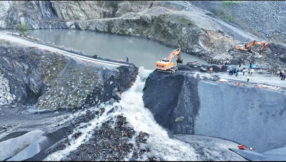 Police and firefighters search for a driver who went missing after a 15-ton dump truck fell into a pit at a quarry in Seongju-myeon, Boryeong, South Chungcheong, on Oct. 20. [CHUNGCHEONGNAM-DO FIRE SERVICE HEADQUARTERS]