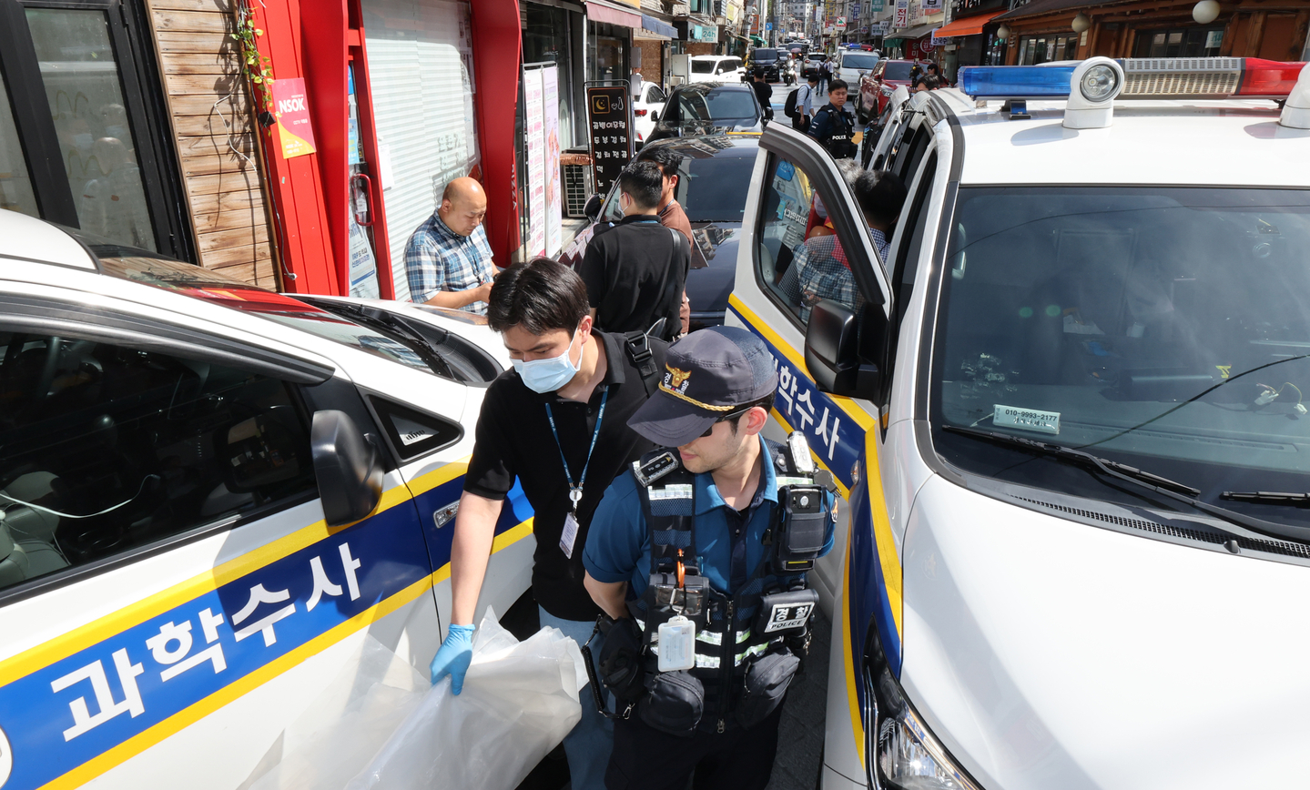Police officers are seen at the scene of a fatal stabbing incident at a pizza franchise in Gwanak District, southern Seoul on Sept. 3. [YONHAP] 