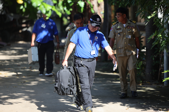 Cambodian police officials leave Tuek Thla Pagoda in Phnom Penh after an autopsy of a Korean student allegedly tortured to death in the country in August, on Oct. 20. [YONHAP]