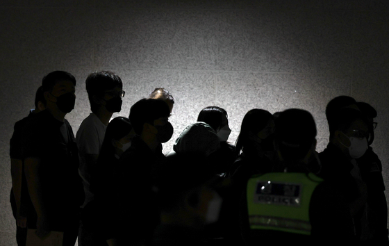 Koreans detained in Cambodia who were found following a crackdown on criminal compounds are repatriated through Terminal 2 of Incheon International Airport on the morning of Oct. 18. [NEWS1]