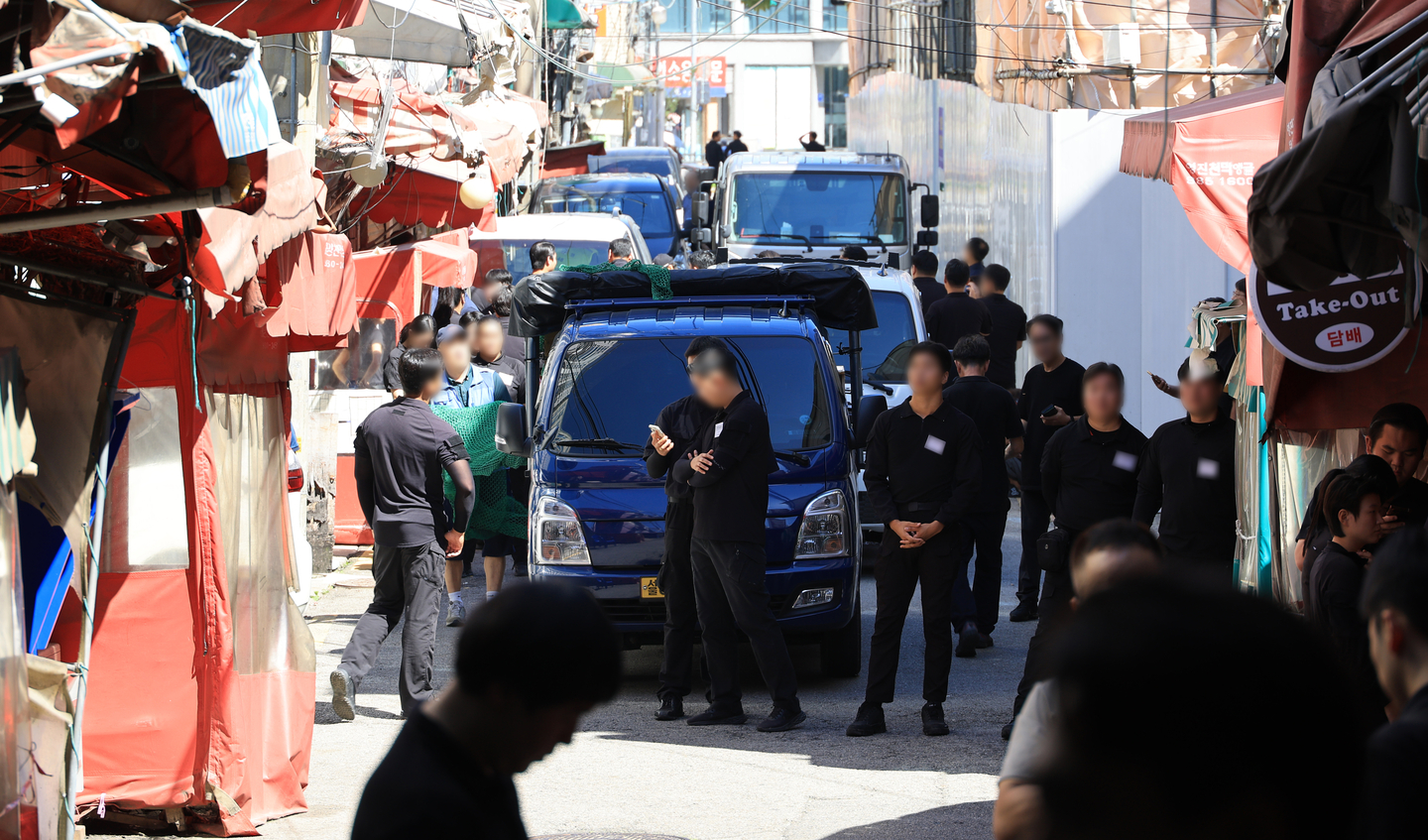 Officials from the Northern Seoul District Court, Seongbuk District Office and private contractors carry out an eviction order at a prostitution establishment in Sinwolgok 1 Redevelopment Zone, Seongbuk District, central Seoul, on Sept. 10. [YONHAP]