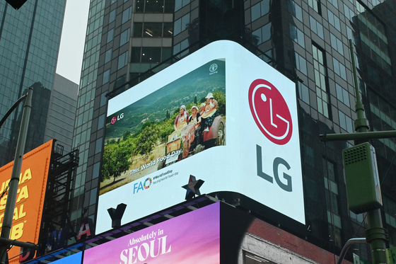 An LG Electronics advertisement plays in Times Square, New York on Oct. 17. [NEWS1] 