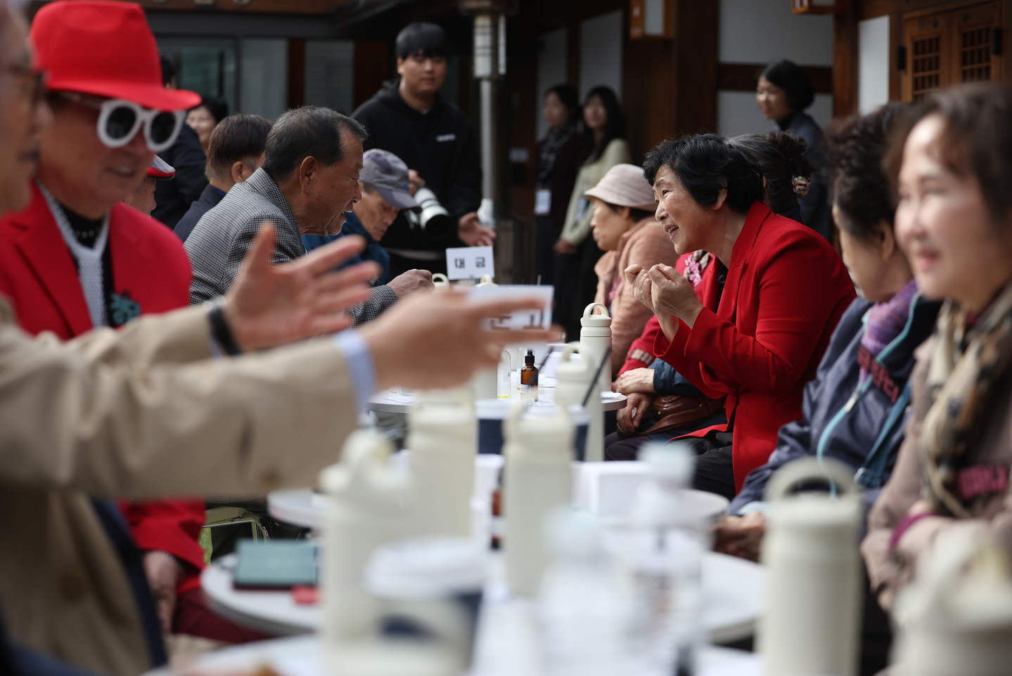 Participants in a matchmaking event for singles 65 and older meet and mingle at the Seoul Donhwamun Traditional Music Hall in Jongno District, central Seoul, on Oct. 21. [YONHAP]