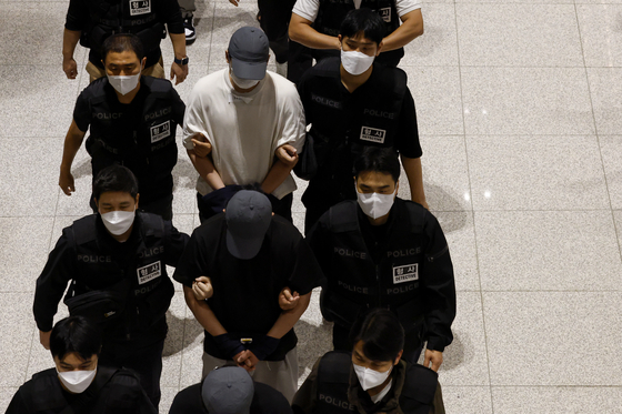 Koreans detained in Cambodia who were found following a crackdown on criminal compounds are repatriated through Terminal 2 of Incheon International Airport on Oct. 18. [NEWS1]