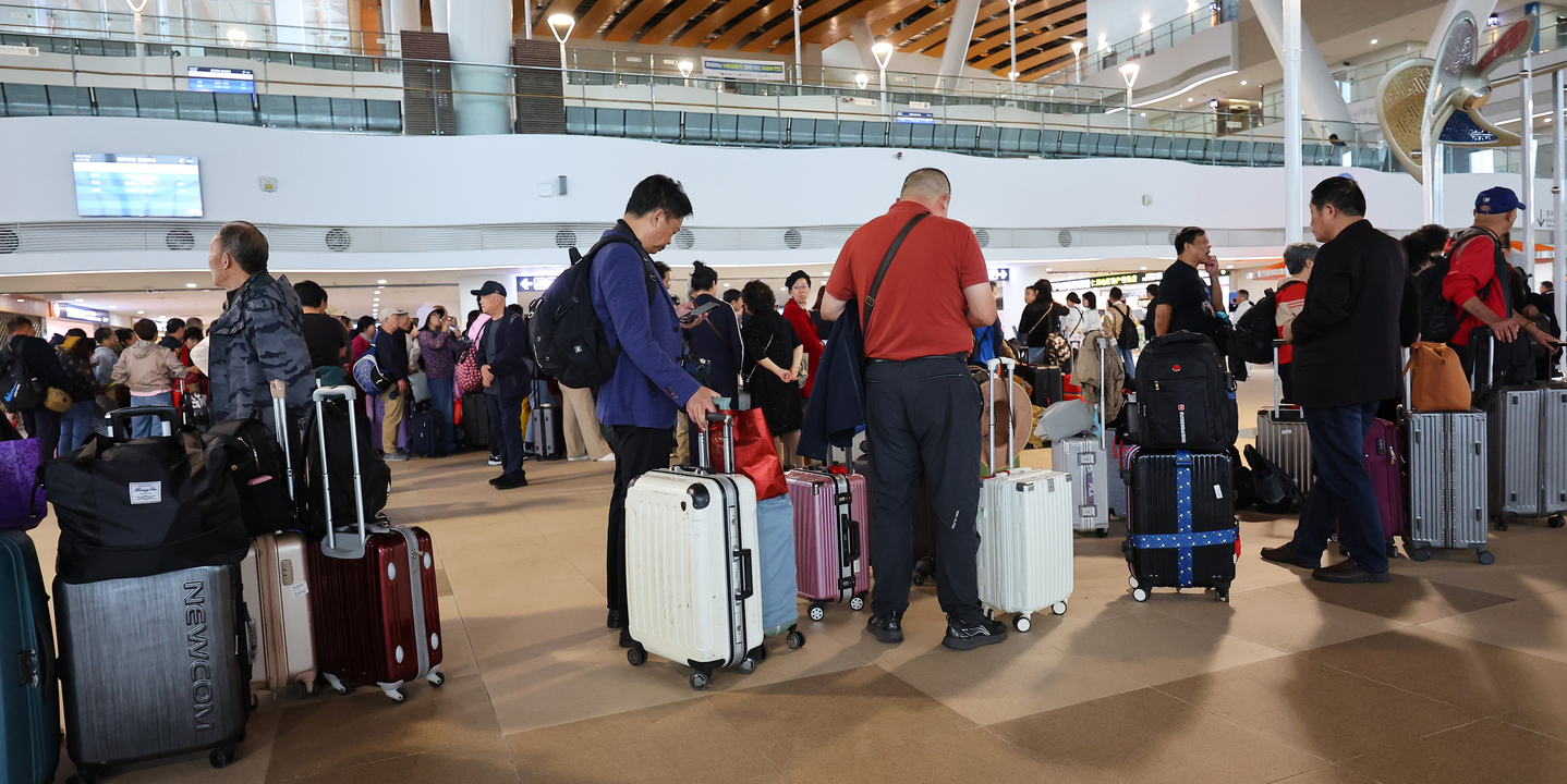 In this file photo, Chinese tourists entering Korea under the visa-free group tour program arrive at Incheon Port International Passenger Terminal in Yeonsu District, Incheon, on Oct. 13. [YONHAP] 