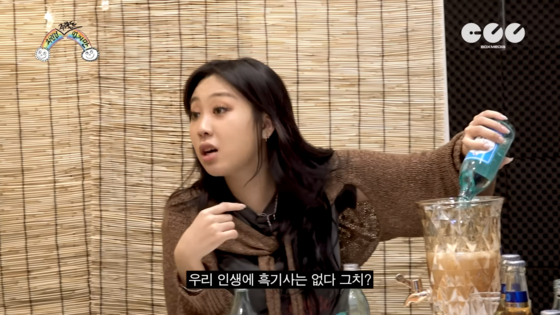 Rapper Lee Young-ji, the host of her YouTube talk show ″Nothing Much Prepared,″ pours soju, an alcoholic drink, into a pitcher in a video uploaded on July 29, 2022. [SCREEN CAPTURE]