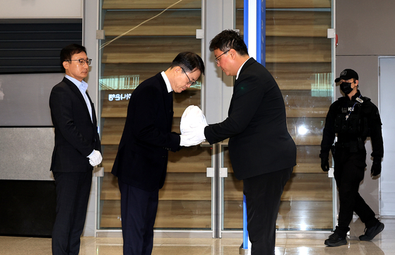 The remains of 22-year-old Park, who was tortured and killed in Cambodia in August, return to Korea two months later on Oct. 21 at the Incheon International Airport. [NEWS1]