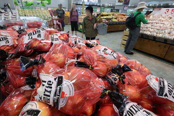 Fresh produce is displayed at a supermarket in Seoul on Oct. 16. [YONHAP] 