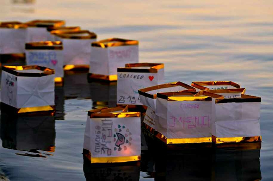Russian students in North Korea floated paper lantern boats sent from students in Russia's Kursk region in the Taedong River in Pyongyang on Oct. 21, the Rodong Sinmun reported on Oct. 22. [RODONG SINMUN] 
