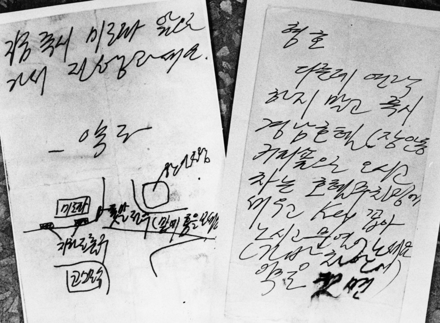 Lee Hyung-ho's kidnapper left his parents notes written in cursive Korean in Jung District, central Seoul, on Feb. 4. The note on the left details the location of another note hidden near the Midopa Department Store in Myeong-dong. [JOONGANG ILBO]