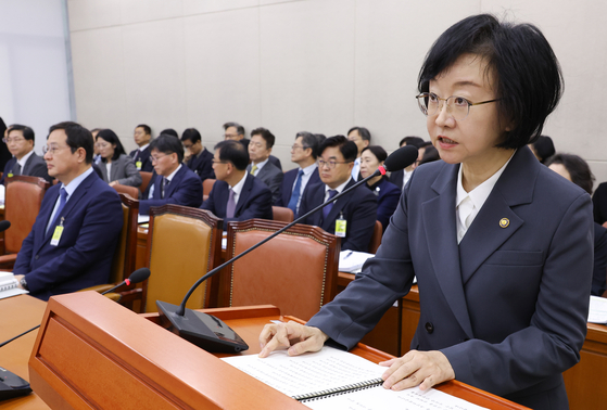 Minister of Food and Drug Safety Oh Yu-kyoung delivers a report during a National Assembly audit of the Health and Welfare Committee in western Seoul on Oct. 21. [YONHAP] 
