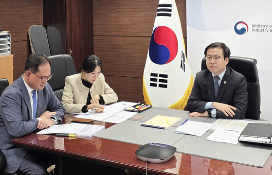 Trade Minister Yeo Han-koo,right, holds a video meeting with China's top trade negotiator Li Chenggang on Oct. 22, 2025. [YONHAP]