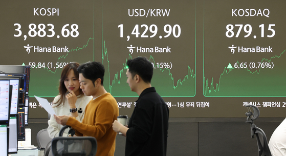 The Kospi is shown closing at 3,883.68, up 1.56 percent compared to the previous day, at a Hana Bank dealing room in Jung District, central Seoul, on Oct. 22. [YONHAP]