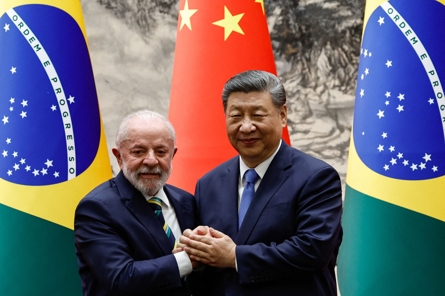 Chinese President Xi Jinping, right, shakes hands with Brazil's President Luiz Inacio Lula da Silva after a signing ceremony and a joint press conference, at the Great Hall of the People in Beijing on May 13. [AFP/YONHAP]
