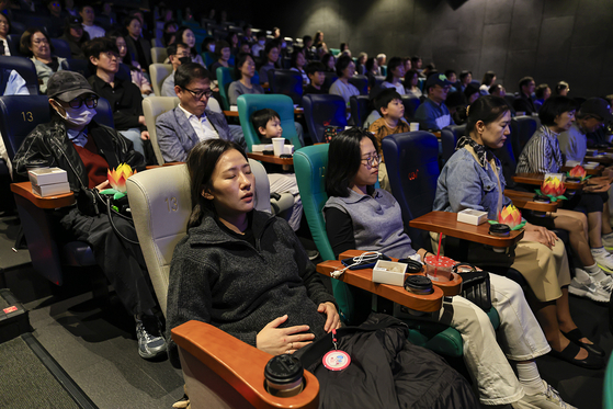 Participants of"Silent Theater," a temple-stay experience at a Seoul movie theater, partake in meditation at CGV Dongadaemun in Jung District, central Seoul, on Oct. 18. [CULTURAL CORPS OF KOREAN BUDDHISM] 