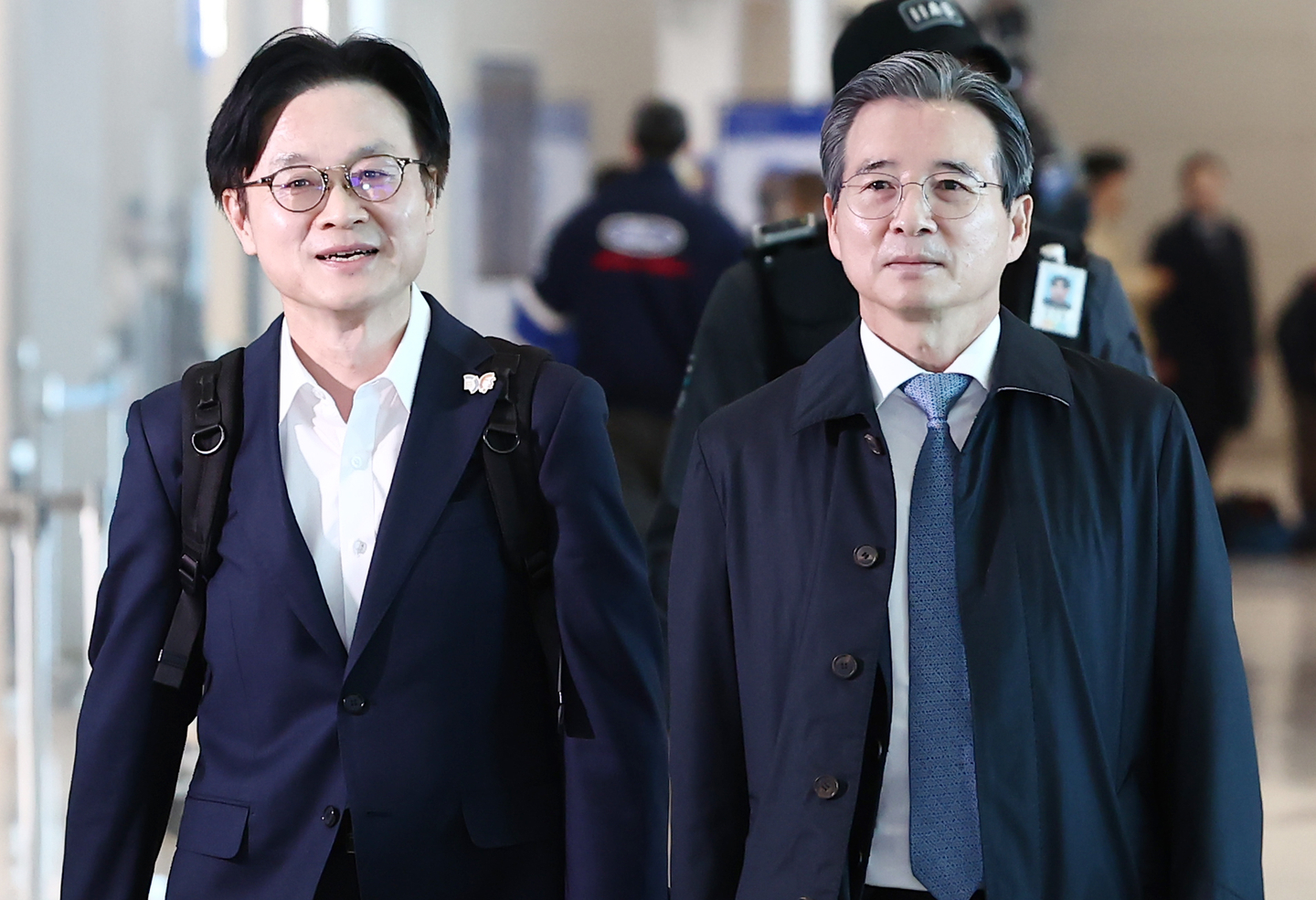 National policy director Kim Yong-beom, right, and Industry Minister Kim Jung-kwan walk through the departure gate at Incheon International Airport’s Terminal 2 on Oct. 22 before departing for Washington for additional talks on Korea-U.S. tariff negotiations. [NEWS1]