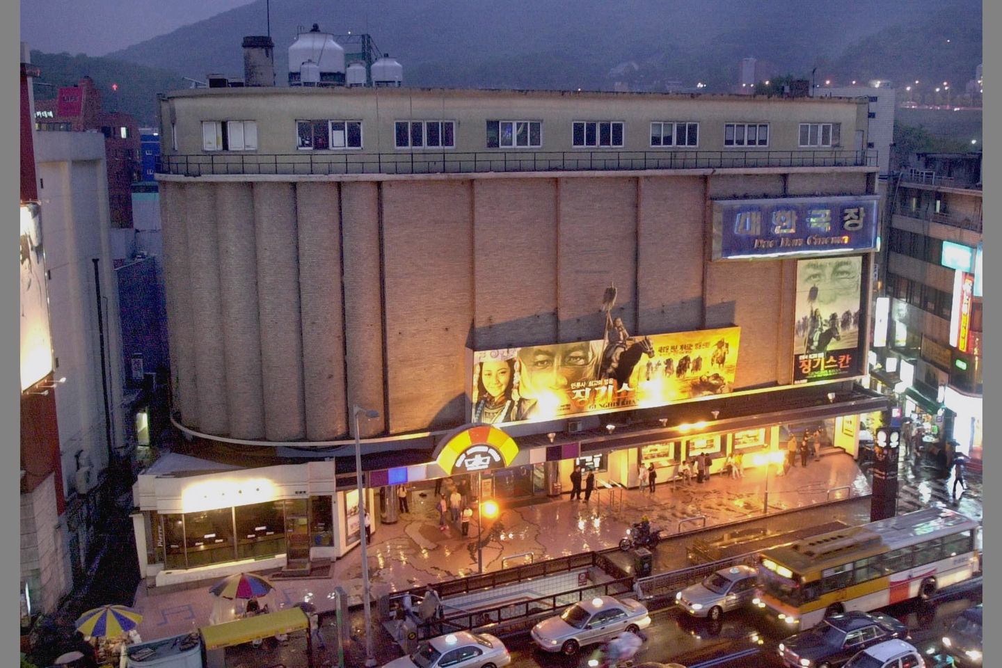The Dae Han Cinema in the Chungmuro area of Jung District, central Seoul, before its demolition in 2000. [JOONGANG ILBO]