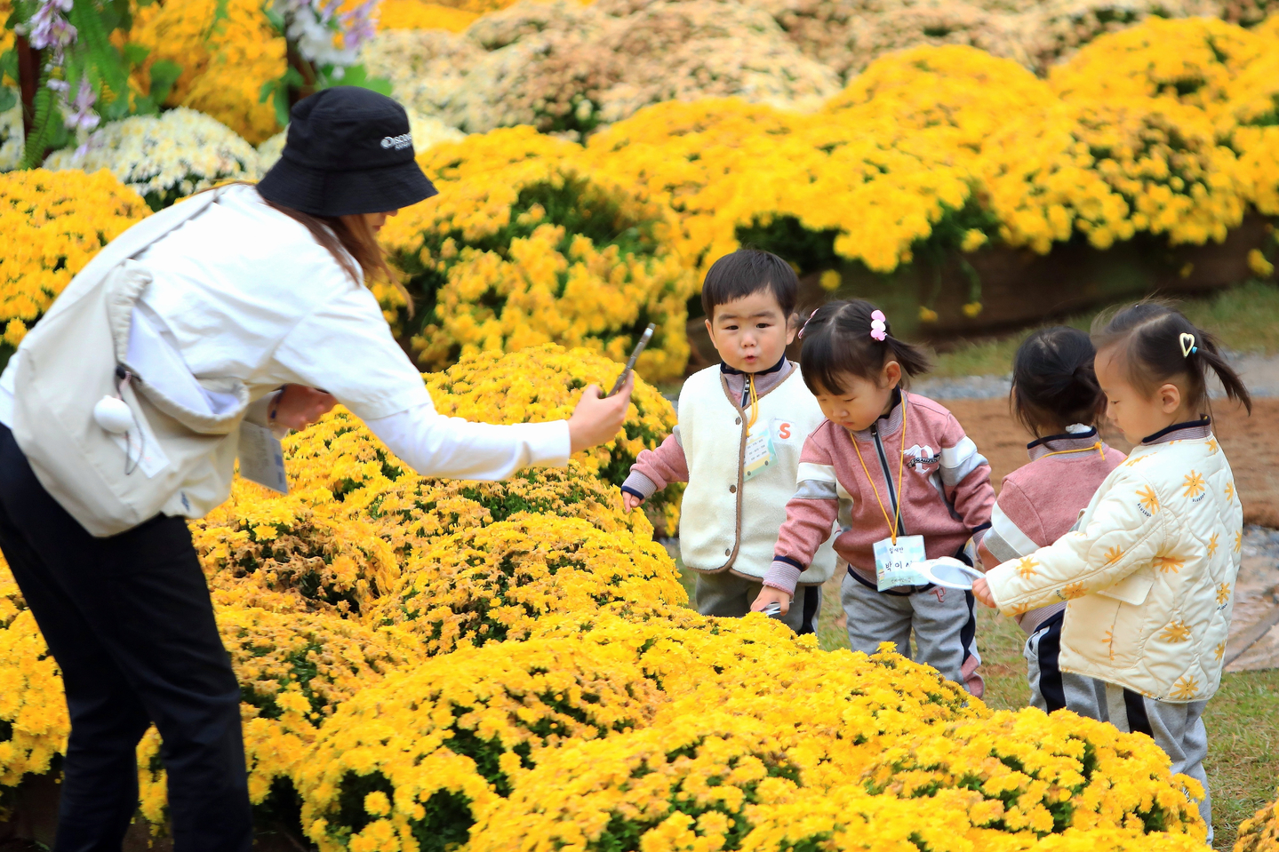 Children look at flowers at a festival in Inje County, Gangwon, on Oct. 16. [INJE COUNTY OFFICE]