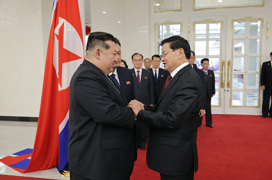 The North’s ruling party newspaper, the Rodong Sinmun, reported on Oct. 8 that North Korean leader Kim Jong-un met with Lao President Thongloun Sisoulith in Pyongyang on Oct. 7 to mark the 80th anniversary of the founding of the Workers’ Party. North Korea also held a welcoming ceremony for the visiting Lao leader the same day. [RODONG SINMUN]
