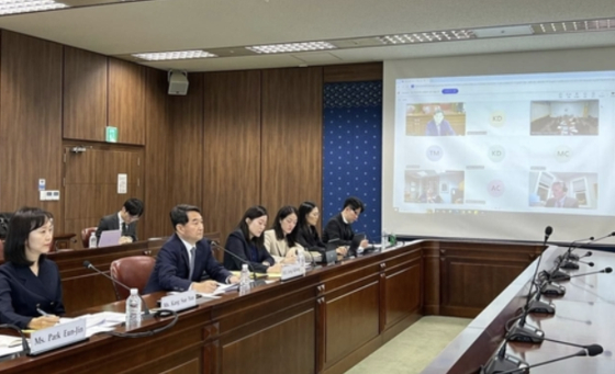 Jung Ki-hong, second from left, ambassador for overseas Koreans' protection and consular affairs, holds a virtual meeting with U.S. officials on visa issues on Oct. 22. [MINISTRY OF FOREIGN AFFAIRS]