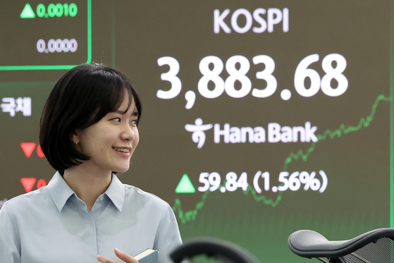 The Kospi is shown closing at 3,883.68, up 1.56 percent compared to the previous day, at a Hana Bank dealing room in Jung District, central Seoul, on Oct. 22. [YONHAP]