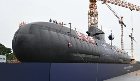 The ROKS Jang Yeong-sil, the first 3,600-ton submarine of the Jang Bogo-III Batch-II class, is on display at Hanwha Ocean’s Geoje shipyard in Geoje, South Gyeongsang, on Oct. 21. [NEWS1] 