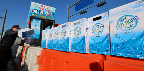 As Chinese authorities delay customs clearance for industrial urea bound for Korea, a truck driver buys diesel exhaust fluid along a roadside near Incheon New Port in Incheon on Dec. 4, 2023. [YONHAP]