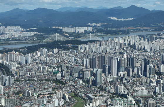 Apartment buildings are seen from the Seoul Sky observatory in Songpa District, southern Seoul on Sept. 21. [NEWS1]