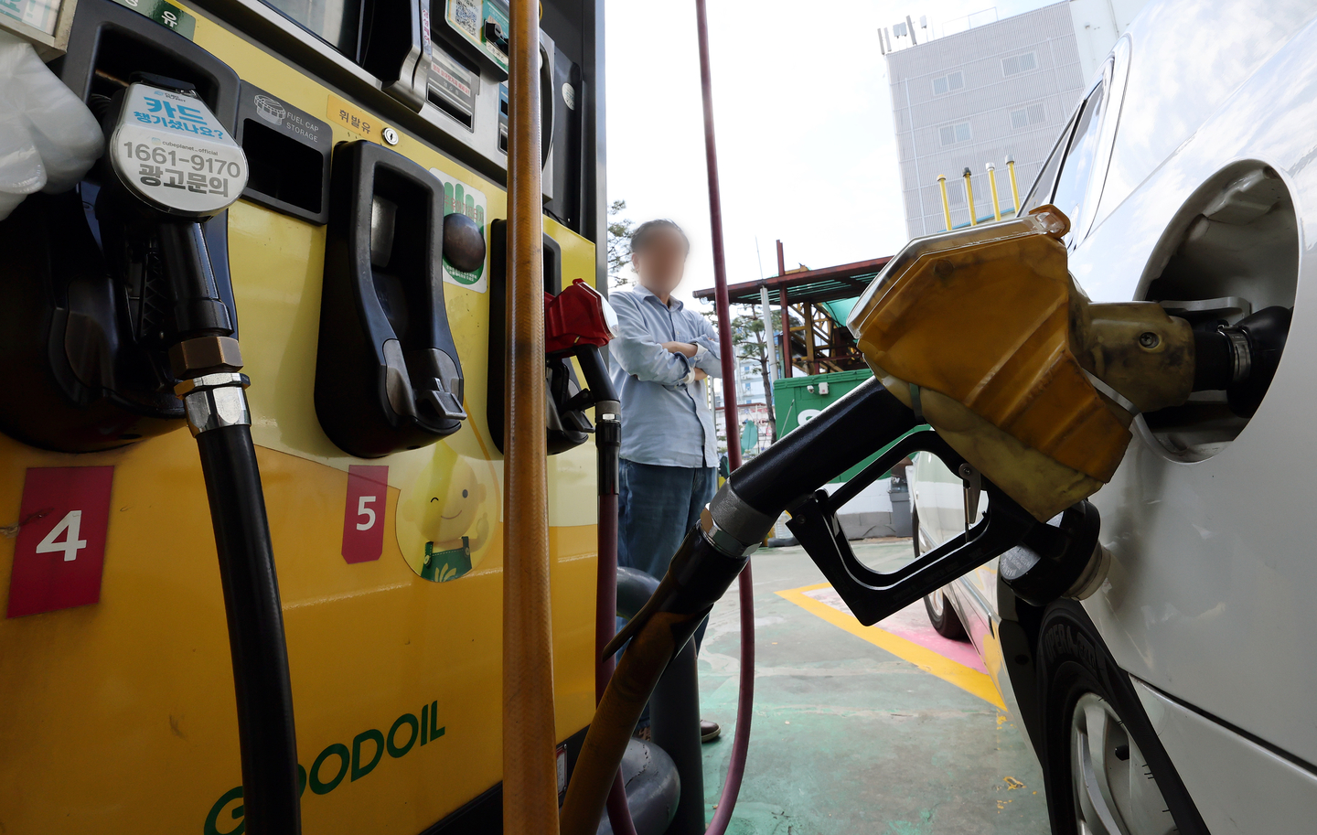 A person refuels a car at a gas station in Seoul on Oct. 19. [YONHAP]