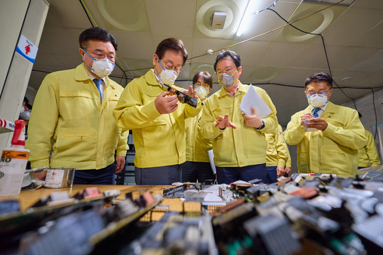 President Lee Jae Myung inspects recovery equipment at the National Information Resources Service's Daejeon headquarters in Yuseong District, Daejeon, on Oct. 10. [YONHAP]