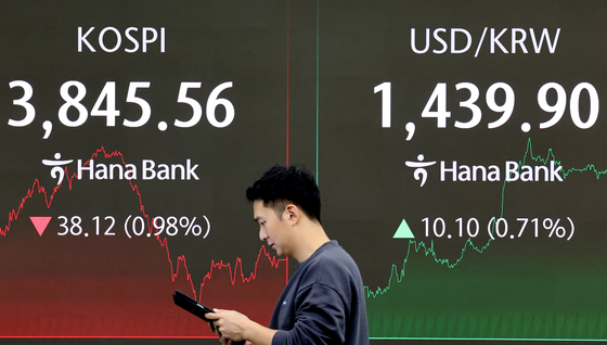 A screen in Hana Bank's trading room in central Seoul shows the Kospi closing at 3,845.56 points on Oct. 23, down 38.12 points, or 0.98 percent, from the previous trading session. [NEWS1]