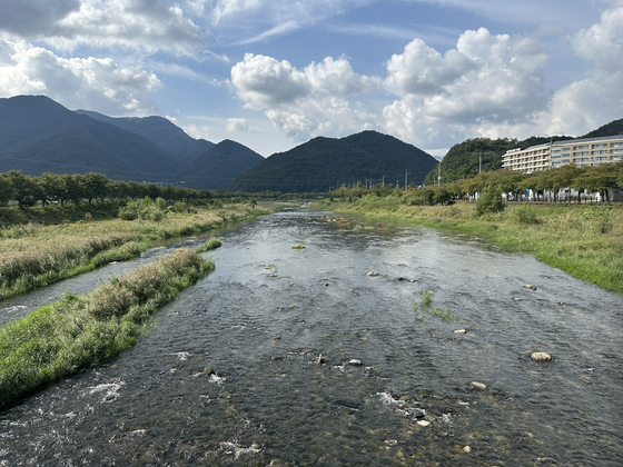 Meters after beginning the descent from Ihwaryeong you enter Mungyeong, North Gyeongsang. The Saejae Bicycle Path then follows Joryeong Stream, pictured on Sept. 29, until it runs into the Nakdong River. [JIM BULLEY]