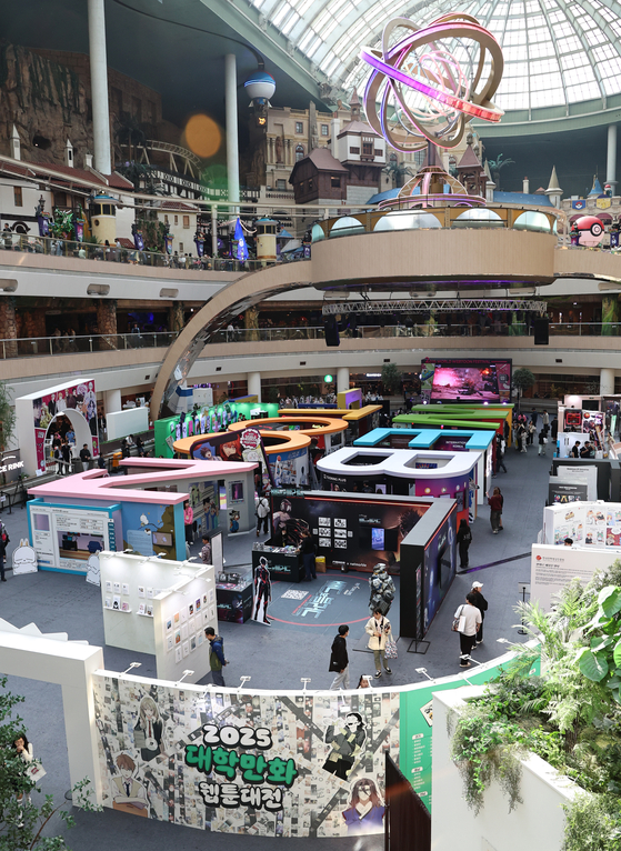 Visitors look around the 2025 World Webtoon Festival booth, set up inside Lotte World in southern Seoul, on Oct. 19. [NEWS1]