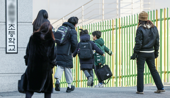 Parents see off their children at an elementary school in Seoul on Feb. 24. [NEWS1] 