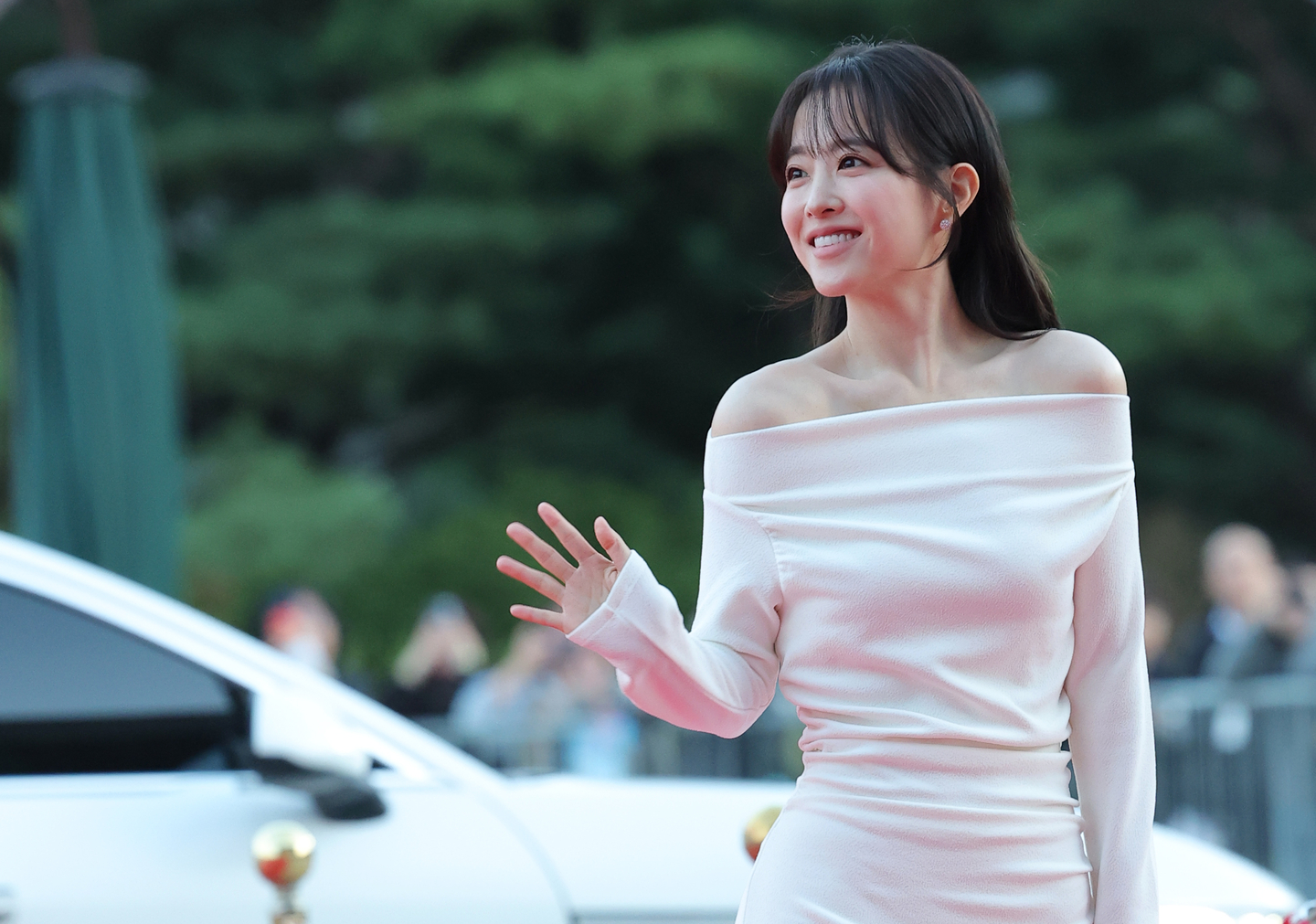 Actor Park Bo-young walks down the red carpet ahead of the Korea Popular Culture and Arts Awards at the National Theater's Haeoreum Grand Theater in Jung District, central Seoul on Oct. 23. [NEWS1]